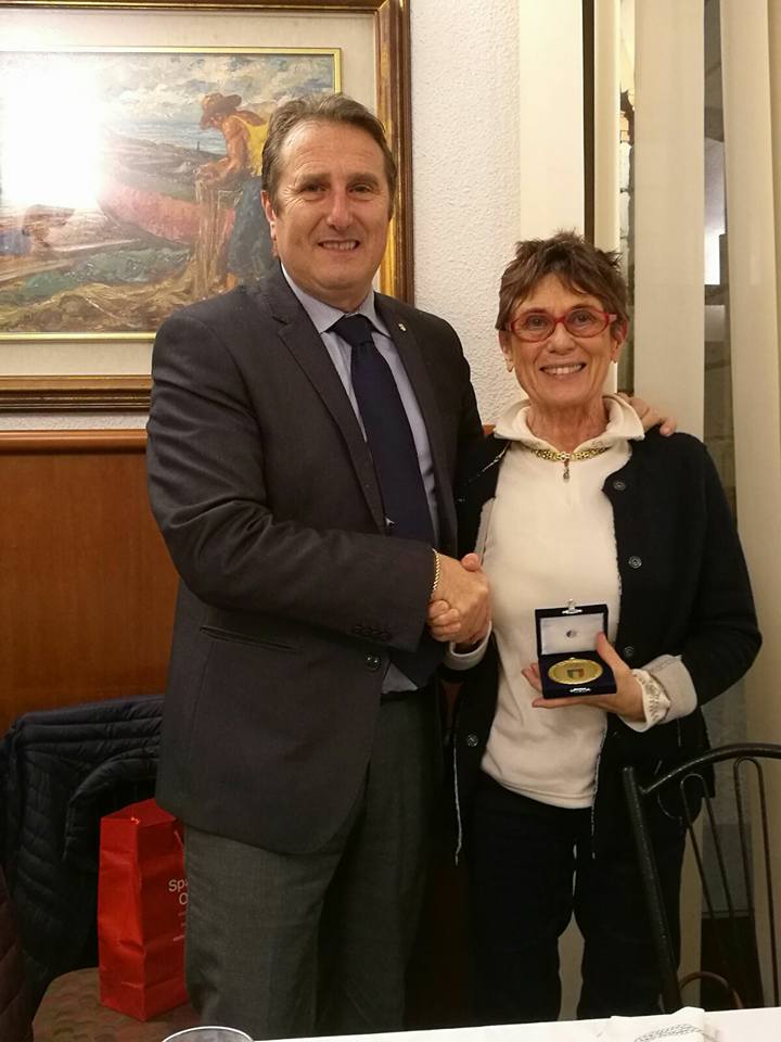 images/news/regionali/liguria/laura_lositoi_Faucci_premiata_da_Pizzorno_delegato_Coni.jpg