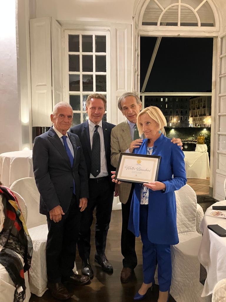 da sinistra Consigliere Ansmes Beppe Porcari, Segretario Ansmes Comitato di Torino Ermanno Silvano, Presidente Ansmes Comitato di Torino Enrico Demarchi, la signora Pia che ritira la targa in ricordo di Walter
